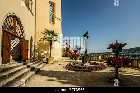 Château de Stolzenfels, terrasse rhénane avec palais, colonne d'aigle et fontaine, décorations florales et palmiers, Coblence, Haut Rhin moyen, Rhin Banque D'Images