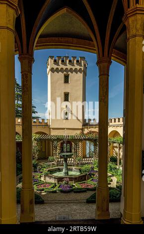 Château de Stolzenfels, vue à travers la salle d'arcade sur le jardin de la pergola et la tour de l'adjudant, Coblence, Haut Moyen Rhin Vallée, Rhénanie-Palatinat Banque D'Images