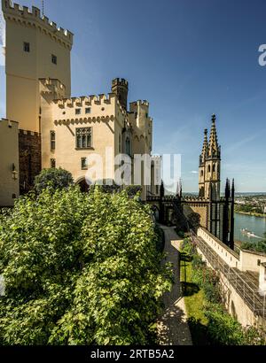 Château de Stolzenfels, vue sur le jardin Zwinger, le palais et la chapelle du château, vue sur un bateau d'excursion sur le Rhin, Coblence, Haut Rhin moyen Banque D'Images