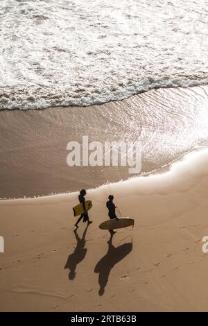 Surfists sur la côte, Algarve, Portugal, Février 2019 Banque D'Images