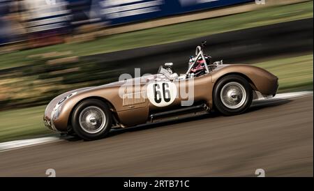 Toute la vitesse devant SUSSEX, ANGLETERRE. REMONTEZ DANS LE TEMPS avec des images de l'événement de renouveau goodwood prises entre le 8 septembre 2023 et le 10 septembre 20 Banque D'Images