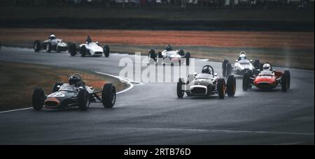 La course se déroule dans LE SUSSEX, EN ANGLETERRE. REMONTEZ DANS LE TEMPS avec des images de l'événement de renouveau goodwood prises entre le 8 septembre 2023 et le 10 septembre 2023 Banque D'Images