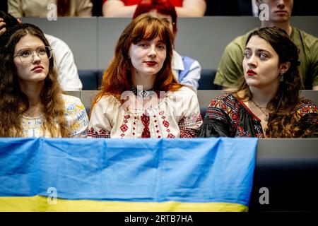 La Haye, pays-Bas. 12 septembre 2023. LA HAYE - le président ukrainien Volodymyr Zelensky s'adresse aux étudiants néerlandais via un livestream. Le discours a été organisé par l'Université de Leiden et l'Université des Sciences appliquées de la Haye. ANP ROBIN UTRECHT netherlands Out - belgique Out Credit : ANP/Alamy Live News Banque D'Images