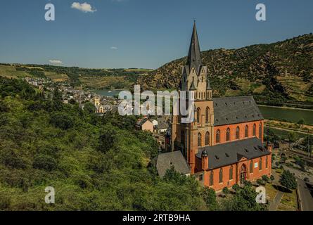 Vue depuis le point de vue d'Elfenley sur la vieille ville d'Oberwesel et le Rhin, vallée du Rhin moyen supérieur, Rhénanie-Palatinat, Allemagne Banque D'Images