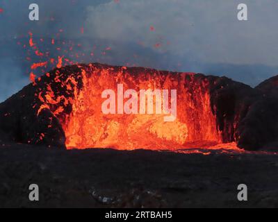 Kilauea, États-Unis. 11 septembre 2023. Une fontaine de magma crache de l'évent a dans la caldeira du volcan Kilauea alors qu'elle entre en éruption dans le parc national des volcans d'Hawaï, le 11 septembre 2023 dans le Kilauea, Hawaii. Le volcan, l’un des plus actifs de la planète, a commencé à entrer en éruption après une pause de deux mois. Crédit : Johanne Schmith/USGS/Alamy Live News Banque D'Images