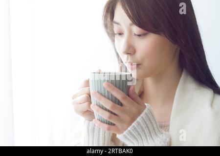 Femme japonaise se relaxant à la maison Banque D'Images