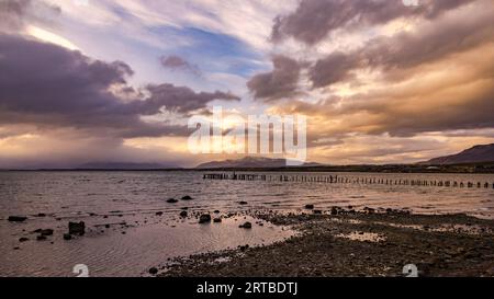 Coucher de soleil sur les montagnes à la jetée historique de Muelle Historico au port de Puerto Natales, Chili, Patagonie, Amérique du Sud Banque D'Images