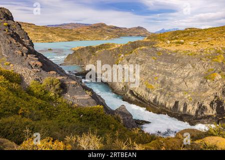 Le canyon sur la rivière Rio Paine à la cascade de Salto Grade sur le lac Pehoe dans le sud du Chili, Patagonie, Amérique du Sud Banque D'Images