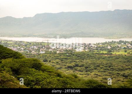 paysage bondé de maisons de ville avec fond de montagne brumeux au matin de l'image d'angle plat est prise à ajmer rajasthan inde Banque D'Images