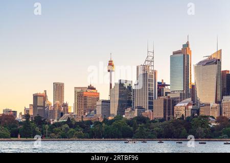 Sydney, Nouvelle-Galles du Sud, Australie - 20 avril 2022 : magnifique horizon de Sydney au coucher du soleil depuis le Royal Botanic Garden, Nouvelle-Galles du Sud, Australie Banque D'Images