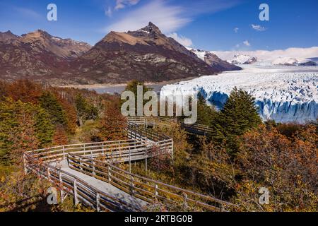 Passerelles paysagées et sentiers de randonnée sur le glacier Perito Moreno aux couleurs automnales et au soleil avec un panorama de montagne en arrière-plan, Argentine Banque D'Images