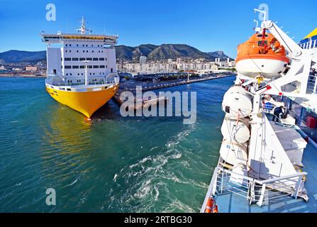 Ferry pour la Corse dans le port de Toulon, France, Provence, Toulon Banque D'Images