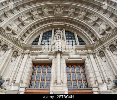 Londres, Royaume-Uni. Façade du Victoria and Albert Museum sur Cromwell Road Banque D'Images