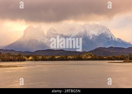 Vue sur la chaîne de montagnes Torres del Paine avec des nuages de pluie spectaculaires dans le contre-jour, le sud de la Patagonie, le Chili, l'Amérique du Sud Banque D'Images