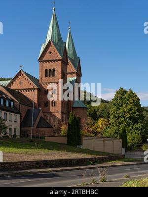 Ancienne église abbatiale bénédictine, et église paroissiale catholique actuelle de St. Michael et St. Gertraud dans la commune de Neustadt am main, main-Spes Banque D'Images