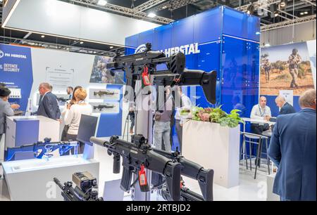 Excel, Londres, Royaume-Uni. 12 septembre 2023. Le salon biennal de la défense et de la sécurité (DSEI) se tiendra du 12-15 au 27 septembre et présentera les dernières technologies dans les domaines de l'aérospatiale, de la terre, de la marine, de la sécurité et des zones interarmées, avec des exposants du monde entier représentés. Crédit : Malcolm Park/Alamy Live News Banque D'Images