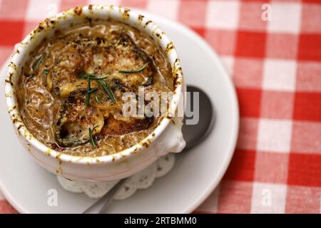 Soupe à l'oignon gratinée Banque D'Images