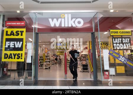 Londres, Royaume-Uni. 12 septembre 2023. Une vue d'ensemble d'une branche du détaillant de produits ménagers Wilko à Putney qui est sur le point de fermer aujourd'hui après une offre de sauvetage pour le détaillant a échoué. Les 400 magasins fermeront leurs portes au début d'octobre. Crédit : Justin ng/Alamy Live News Banque D'Images