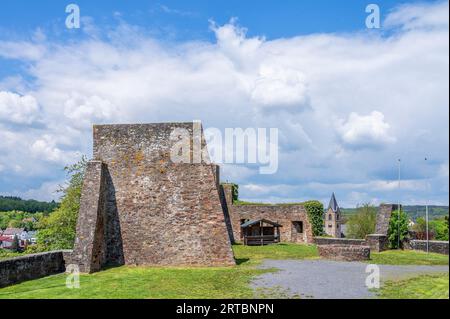 Ruines du château d'Ulmen, Eifel, Rhénanie-Palatinat, Allemagne Banque D'Images