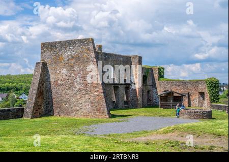 Ruines du château d'Ulmen, Eifel, Rhénanie-Palatinat, Allemagne Banque D'Images