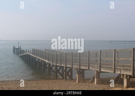 Southend on Sea, Essex, Angleterre, Royaume-Uni - petite jetée dans l'estuaire de la Tamise Banque D'Images