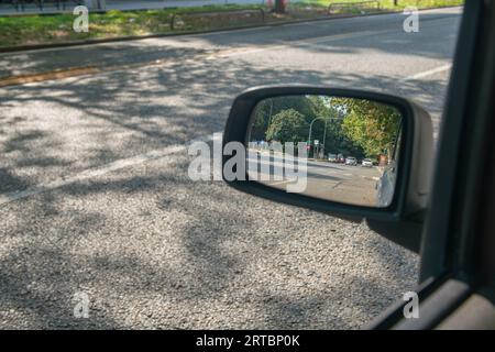 milan, italie, 11 septembre 2023,circulation automobile vue dans un rétroviseur d'une voiture. , le contrôle de la circulation avec l'intelligence artificielle arrivera bientôt au rouge Banque D'Images