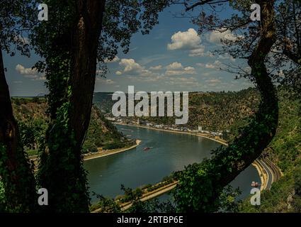 Vue depuis le plateau de Loreley sur la boucle du Rhin près de St. Goarshausen, Vallée du Rhin moyen supérieur, Rhénanie-Palatinat, Allemagne Banque D'Images