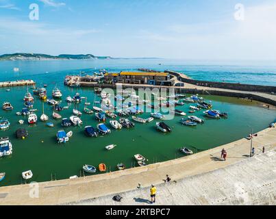 Lyme Regis d'un drone, Côte jurassique, Dorset, Angleterre, Europe Banque D'Images