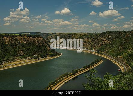 Boucle du Rhin près de St. Goarshausen vu depuis le plateau de Loreley, vallée du Rhin moyen supérieur, Rhénanie-Palatinat, Allemagne Banque D'Images