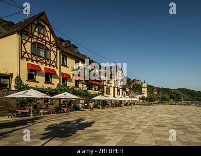 Gastronomie en plein air sur la promenade du Rhin de St. Goarshausen, en arrière-plan Château de Katz, Vallée du Rhin moyen supérieur, Rhénanie-Palatinat, Allemagne Banque D'Images