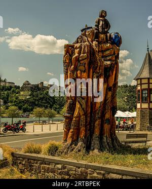 Sculpture d'arbre sur la promenade du Rhin avec le motif Loreley, en arrière-plan Château Rheinfels à St. Goar, St. Goarshausen, Haut Rhin moyen Vall Banque D'Images