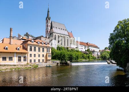 Église de St. Vitus sur la rivière Vltava à Český Krumlov en Bohême du Sud en République tchèque Banque D'Images