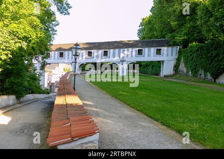 Pont de Cloak entre le jardin du château et le château de Český Krumlov en Bohême du Sud en République tchèque Banque D'Images