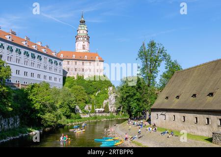 Château et petit château avec tour de château et bateaux sur la rivière Vltava à Český Krumlovin Bohême du Sud en République tchèque Banque D'Images