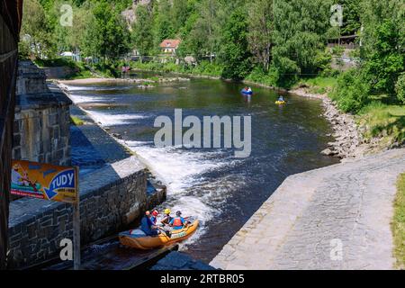Scène de Vltava avec toboggan et pont piétonnier couvert à Plešivec près de Český Krumlov dans le sud de la Bohême en République tchèque Banque D'Images