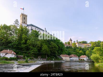 Château de Rožmberk avec Tour Jakobína au-dessus de la rivière Vltava à Rožmberk nad Vltavou en Bohême du Sud en République tchèque Banque D'Images