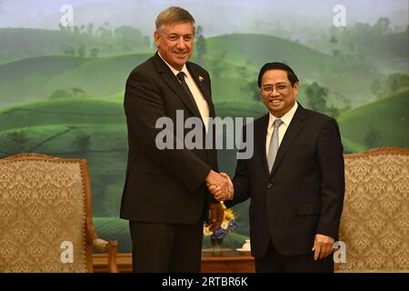 Hanoi, Vietnam. 12 septembre 2023. Le ministre flamand Jan jambon rencontre le Premier ministre vietnamien Pham Minh Chinh lors d'une mission commerciale du gouvernement flamand au Vietnam, mardi 12 septembre 2023. BELGA PHOTO DIRK WAEM crédit : Belga News Agency/Alamy Live News Banque D'Images