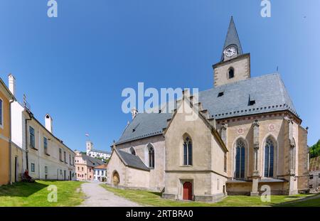 Église de St. Nicolas et vue sur le château inférieur de Rožmberk nad Vltavou en Bohême du Sud en République tchèque Banque D'Images