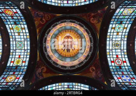 Kubinka, région de Moscou, Russie - 25 février 2023 : Portrait de Jésus-Christ. Plafond en vitrail de la cathédrale principale des forces armées russes Banque D'Images