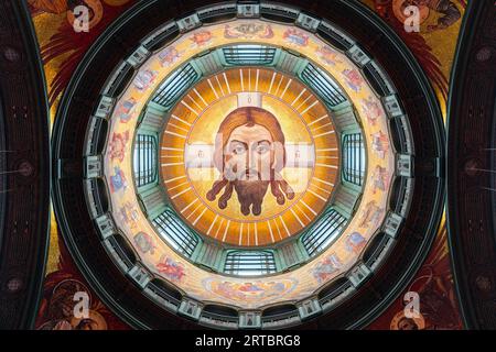 Kubinka, région de Moscou, Russie - 25 février 2023 : Portrait de Jésus-Christ, plafond en vitrail de la cathédrale principale des forces armées russes Banque D'Images