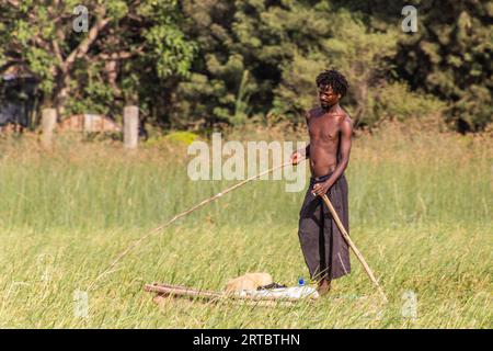 HAWASSA, ETHIOPIE - 26 JANVIER 2020 : pêcheur au lac Awassa, Ethiopie Banque D'Images