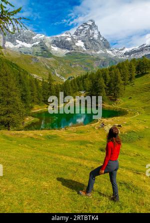 Breuil-Cervinia (Italie) - Une vue de la ville de montagne Cervinia avec Cervino mont sommet des Alpes, sentiers de randonnée et lac touristique Lago Blu, Vallée d'Aoste Banque D'Images