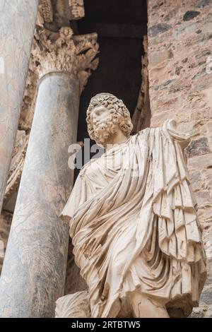 Statue dans l'amphithéâtre romain, Mérida, Espagne Banque D'Images