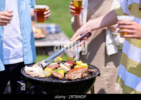 Japonais ayant barbecue au parc de la ville Banque D'Images