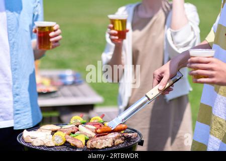 Japonais ayant barbecue au parc de la ville Banque D'Images