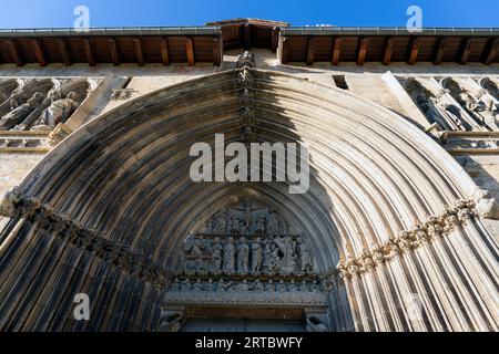 Europe, Espagne, Navarre, Estella-Lizarra, l'église du Saint-Sépulcre (Iglesia del Santo Sepulcro) avec détail de l'arche d'entrée sculptée Banque D'Images