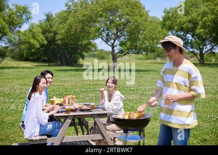Japonais ayant barbecue au parc de la ville Banque D'Images