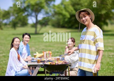 Japonais ayant barbecue au parc de la ville Banque D'Images
