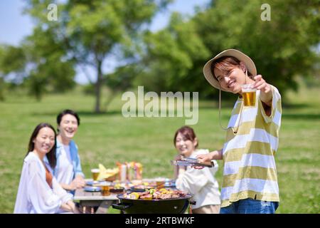 Japonais ayant barbecue au parc de la ville Banque D'Images