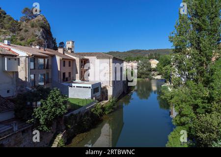 Europe, Espagne, Navarre, Estella-Lizarra, vue sur la rivière Ega depuis l'ancien Pont Weevil (Puente de la Cárcel) Banque D'Images